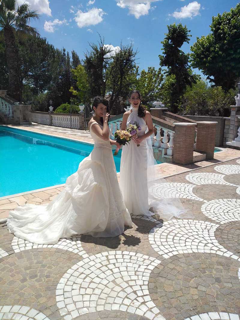 spose con bouquet di fiori vestite con abiti classici bianchi