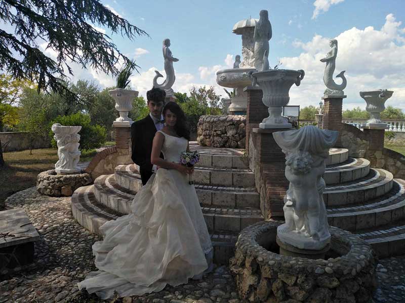 foto sposi accanto fontana monumentale