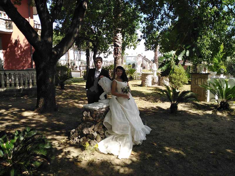 foto sposi all'ombra di un albero